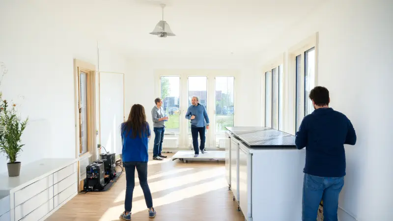 Hybride noodstroom: aggregaat, zonnepanelen en batterij